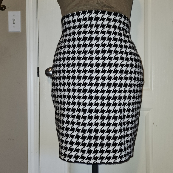 Knit houndstooth hight-waisted pencil skirt in size Large - Picture 2 of 10